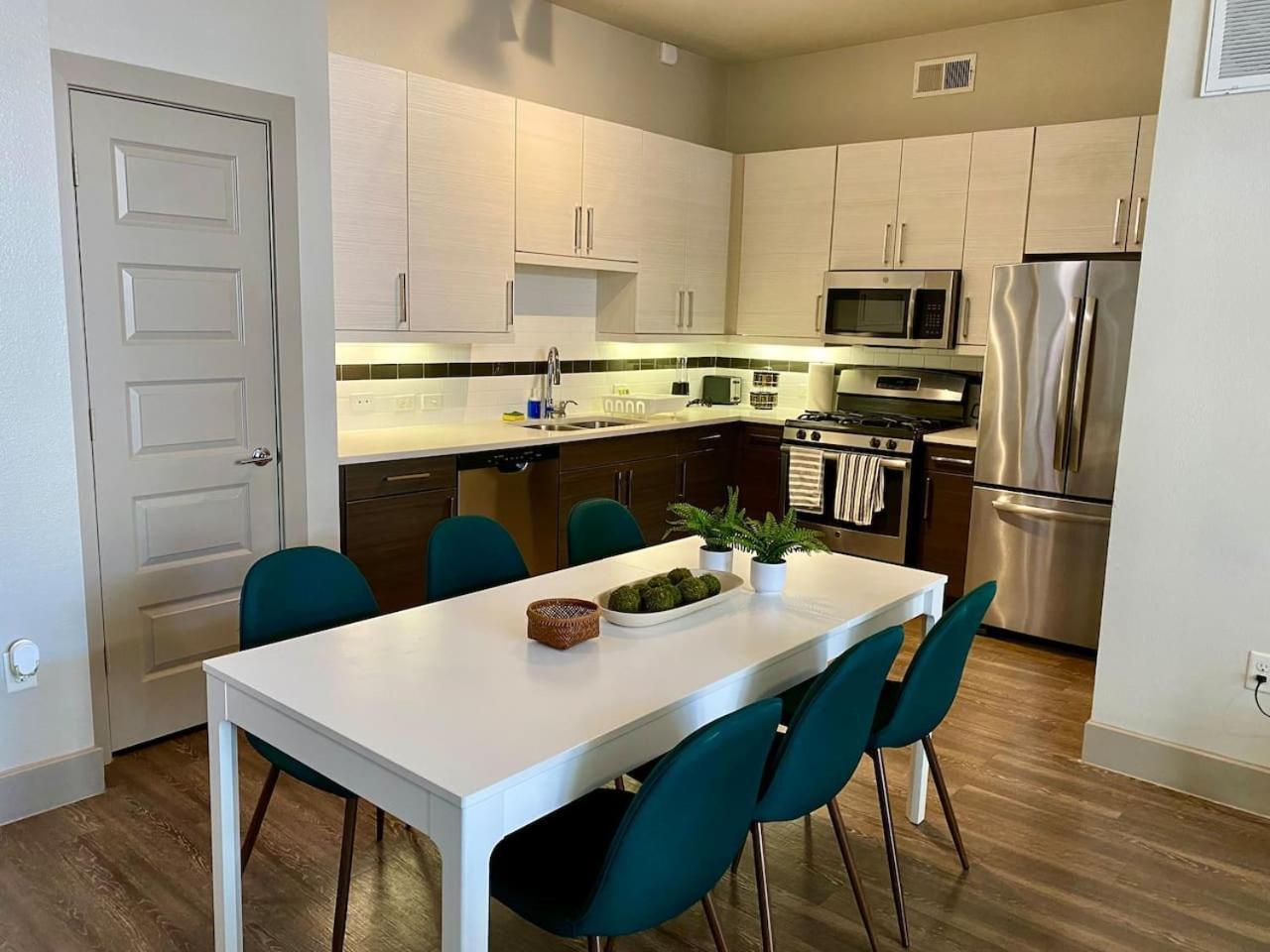 Vargos Longterm Gym Pool 2b2b King Fully Equipped Apartment Houston