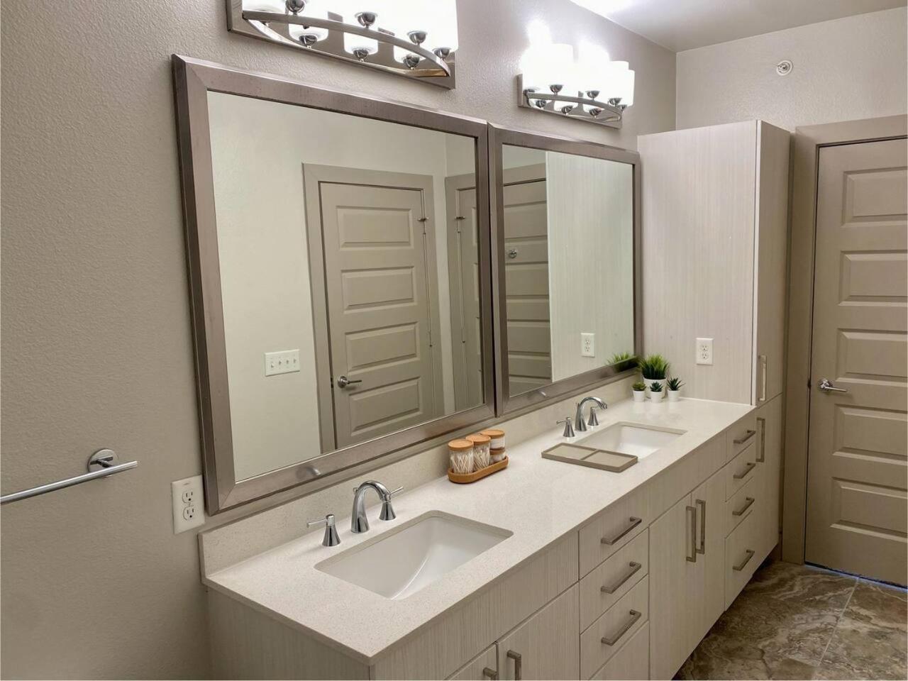 Vargos Longterm Gym Pool 2b2b King Fully Equipped Apartment Houston